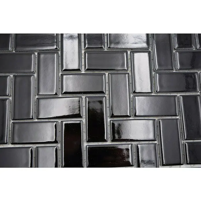 Mosaikfliese Fischgrät CHB 6BG - 29,8 x 29,8 cm, Schwarz, Glänzend - Nahaufnahme von rechteckigen, glänzenden, schwarzen und grauen Mosaikfliesen, die ein Fischgrätenmuster bilden. Ideal für elegante Innenräume.