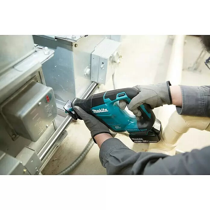 Makita LXT 18V Akku-Säbelsäge DJR188Z - 18 V, Ohne Akku, Leerlaufhubzahl: 0 /min - 3.000 /min - Anwendungsbeispiel