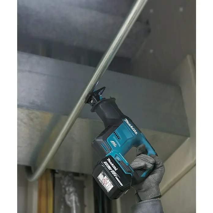 Makita LXT 18V Akku-Säbelsäge DJR188Z - 18 V, Ohne Akku, Leerlaufhubzahl: 0 /min - 3.000 /min - Die Makita Akku-Säbelsäge beim Schneiden eines Metallrohrs. Ein leistungsstarkes Werkzeug für Profis.