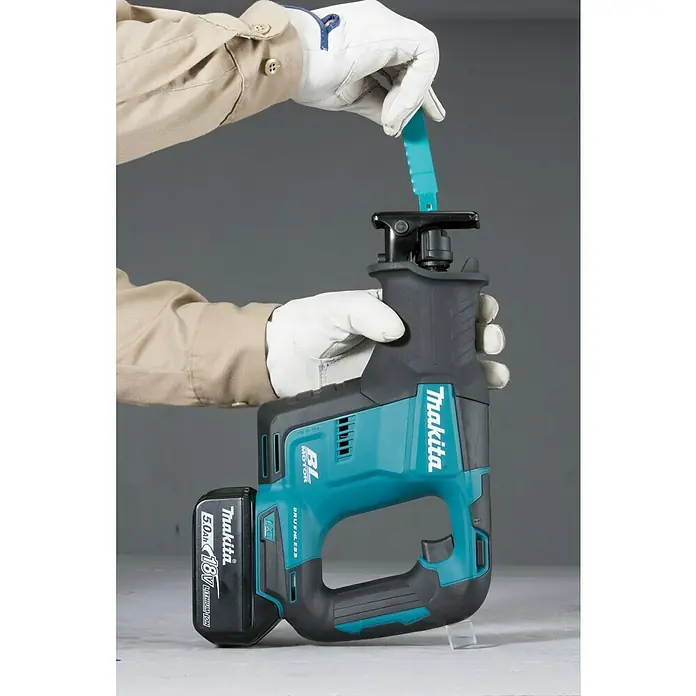 Makita LXT 18V Akku-Säbelsäge DJR188Z - 18 V, Ohne Akku, Leerlaufhubzahl: 0 /min - 3.000 /min - Das Bild zeigt eine Makita Akku-Säbelsäge beim Einsetzen des Sägeblatts durch eine Person mit Handschuhen.