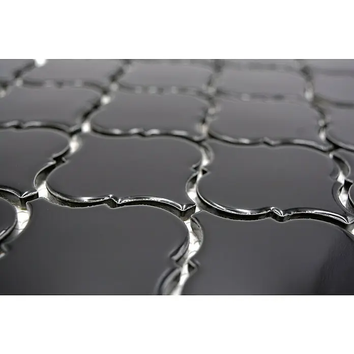 Mosaikfliese Florentiner Uni CLP 2BG - 29,3 x 24,5 cm, Schwarz, Glänzend - Nahaufnahme von glänzenden, schwarzen Arabesque-Fliesen, die ein elegantes und modernes Designelement darstellen.