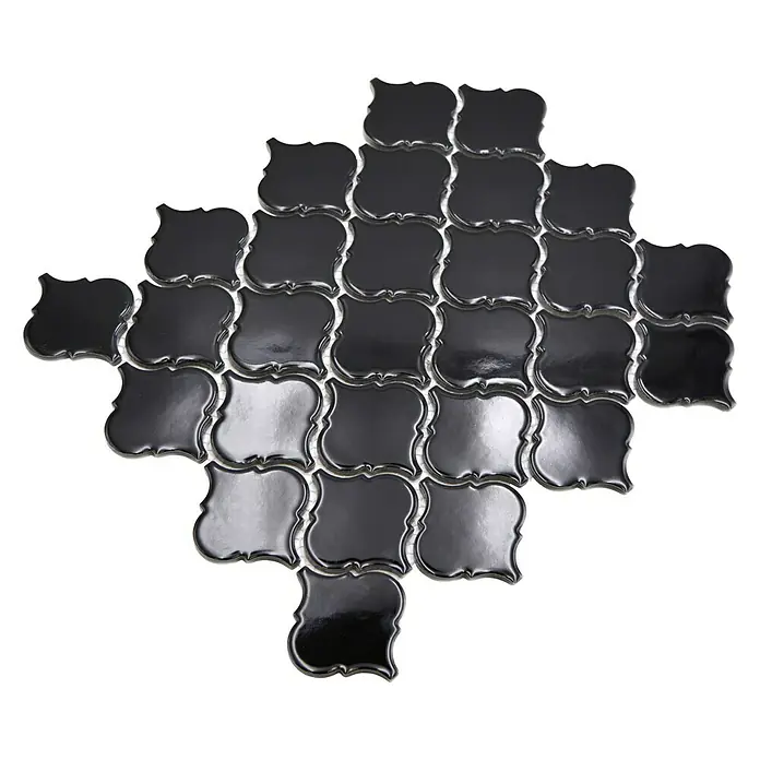 Mosaikfliese Florentiner Uni CLP 2BG - 29,3 x 24,5 cm, Schwarz, Glänzend - Nahaufnahme eines glänzenden, schwarzen Mosaikfliesenmusters mit einer einzigartigen, geschwungenen Form auf schwarzem Hintergrund.