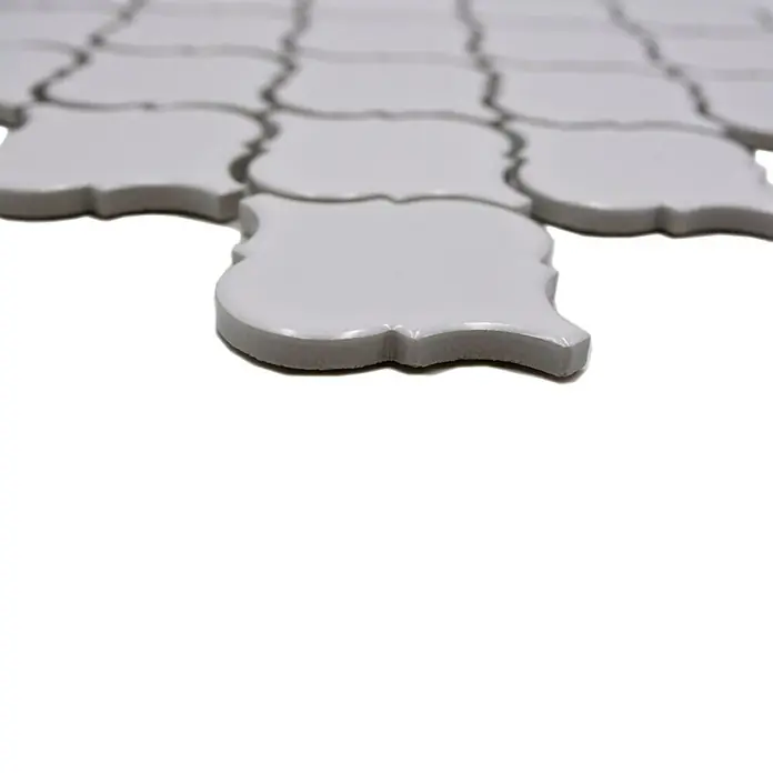 Mosaikfliese Florentiner Uni CLP 1WG - 29,3 x 24,5 cm, Weiß, Glänzend - Nahaufnahme eines Mosaiks mit arabischem Muster in elegantem Grau, ideal für stilvolle Wand- und Bodengestaltungen im Innenbereich.
