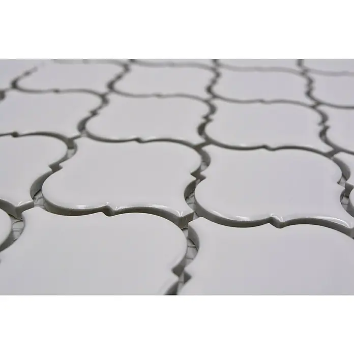 Mosaikfliese Florentiner Uni CLP 1WG - 29,3 x 24,5 cm, Weiß, Glänzend - Detailaufnahme von weißen, glänzenden Arabesque-Fliesen, die ein elegantes und modernes Muster bilden.