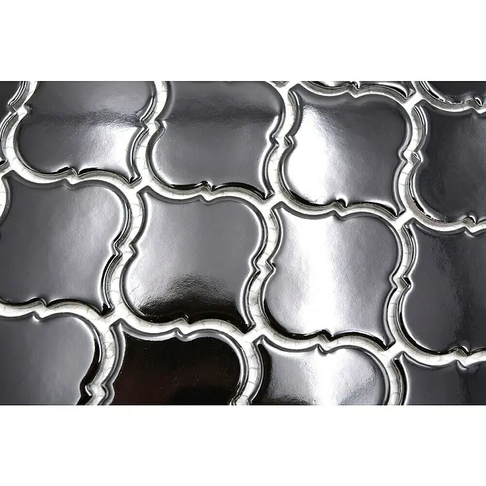 Mosaikfliese Florentiner Uni CLP 2BG - 29,3 x 24,5 cm, Schwarz, Glänzend - Detailaufnahme von glänzenden, schwarzen Mosaikfliesen in Arabeskenform, die ein modernes und elegantes Design für Innenräume bieten.