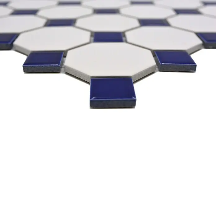 Mosaikfliese Octagon Octa G464 - 29,5 x 29,5 cm, Blau/Weiß, Matt - Nahaufnahme von achteckigen Fliesen in Weiß und Marineblau, die ein elegantes geometrisches Muster bilden. Die glänzenden Oberflächen verstärken ihren Reiz.