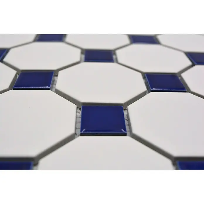 Mosaikfliese Octagon Octa G464 - 29,5 x 29,5 cm, Blau/Weiß, Matt - Detailaufnahme von einem Mosaikmuster mit weißen Achtecken und blauen Quadraten, das ein elegantes und stilvolles Design für Boden- oder Wandbeläge bietet.