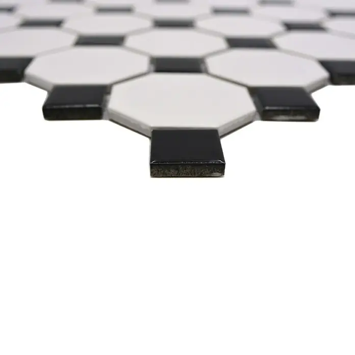 Mosaikfliese Octagon Octa G468 - 29,5 x 29,5 cm, Weiß/Schwarz, Matt - Nahaufnahme eines Musters aus weißen Achtecken und schwarzen Quadraten.