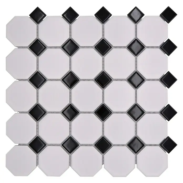 Mosaikfliese Octagon Octa G468 - 29,5 x 29,5 cm, Weiß/Schwarz, Matt - Nahaufnahme eines Musters aus weißen Achteckfliesen mit schwarzen quadratischen Akzenten, ideal für Boden- oder Wanddesigns.