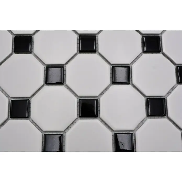 Mosaikfliese Octagon Octa G468 - 29,5 x 29,5 cm, Weiß/Schwarz, Matt - Nahaufnahme von schwarzen und weißen Mosaikfliesen, die ein klassisches Schachbrettmuster bilden und die Eleganz der Fliesen hervorheben.
