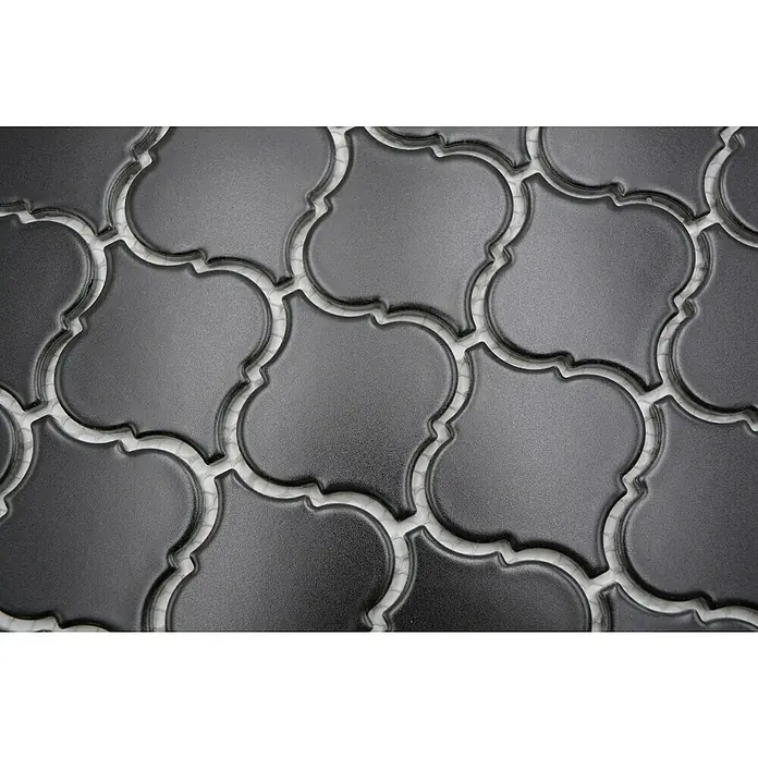 Mosaikfliese Florentiner Uni CLP 12BM - 29,3 x 24,5 cm, Schwarz, Matt - Nahaufnahme von schwarzen Fliesen in einem arabischen Muster, die ein elegantes und modernes Design für jeden Raum bieten.