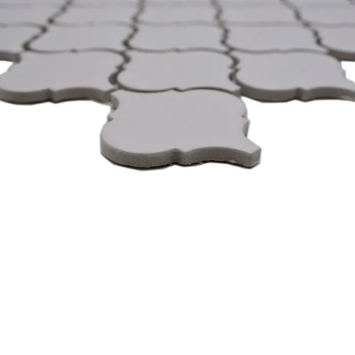 Mosaikfliese Florentiner Uni CLP 11WM - 29,3 x 24,5 cm, Weiß, Matt - Nahaufnahme eines Musters aus arabesken grauen Fliesen, die einen geometrischen Verband bilden und eine elegante Oberfläche zeigen.