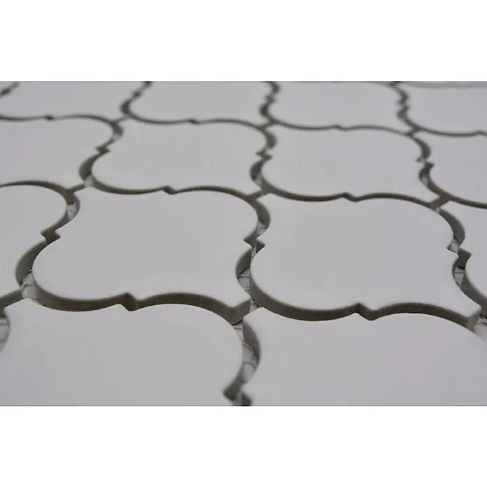 Mosaikfliese Florentiner Uni CLP 11WM - 29,3 x 24,5 cm, Weiß, Matt - Nahaufnahme von weißen, marokkanisch inspirierten Fliesen, die ein elegantes Muster bilden. Ideal für stilvolle Wand- und Bodenbeläge.