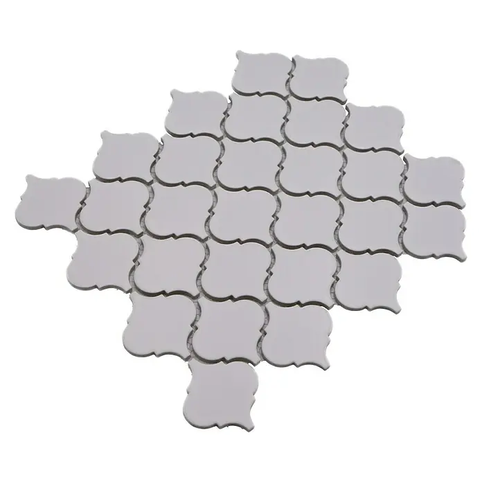 Mosaikfliese Florentiner Uni CLP 11WM - 29,3 x 24,5 cm, Weiß, Matt - Nahaufnahme von weißen Arabesque Fliesen, die ein elegantes und modernes Design für Wände und Böden bieten. Perfekt für stilvolle Innenräume.