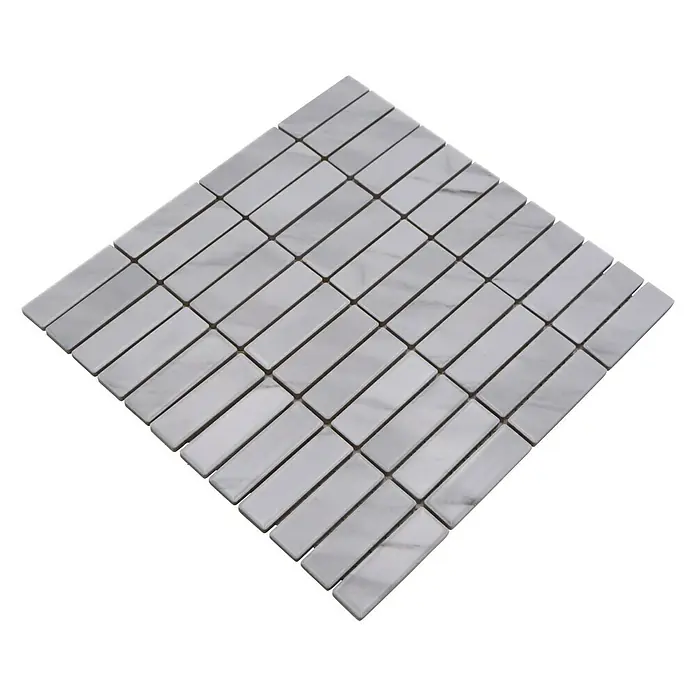 Mosaikfliese Stäbchen Uni ST SO 01 - 29,7 x 29 cm, Weiß, Matt - Nahaufnahme von einer Marmor-Mosaikfliese in einem diagonalen Muster auf schwarzem Hintergrund.