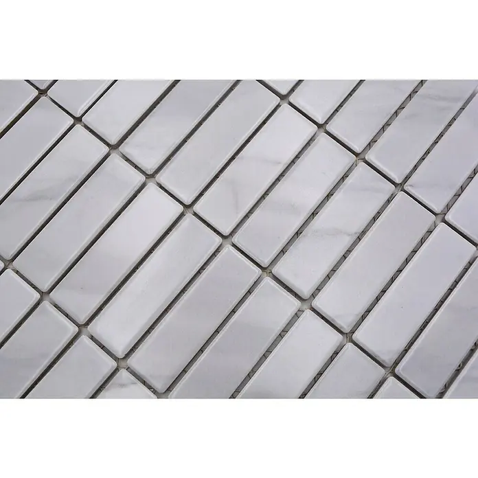 Mosaikfliese Stäbchen Uni ST SO 01 - 29,7 x 29 cm, Weiß, Matt - Detailaufnahme eines Musters aus rechteckigen, weißen Marmorfliesen, die diagonal angeordnet sind und ein elegantes, modernes Design zeigen.