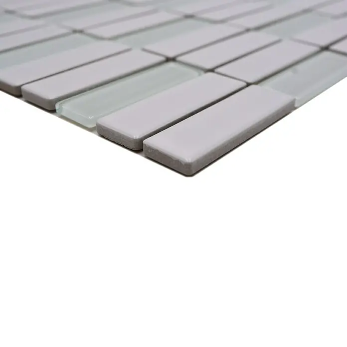 Mosaikfliese Stäbchen Mix ST 325 - 29,7 x 29 cm, Weiß, Matt - Nahaufnahme der rechteckigen grauen und durchsichtigen Glasmosaikfliesen mit abgerundeten Kanten, die sich ideal für Küchenrückwände eignen.