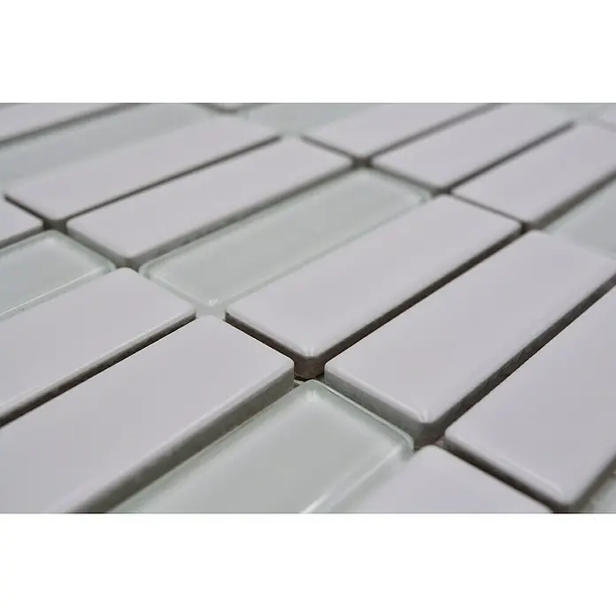 Mosaikfliese Stäbchen Mix ST 325 - 29,7 x 29 cm, Weiß, Matt - Nahaufnahme eines Mosaiks aus rechteckigen, weißen und hellblauen Fliesen. Es zeigt die Textur und die Farbnuancen des Mosaiks.