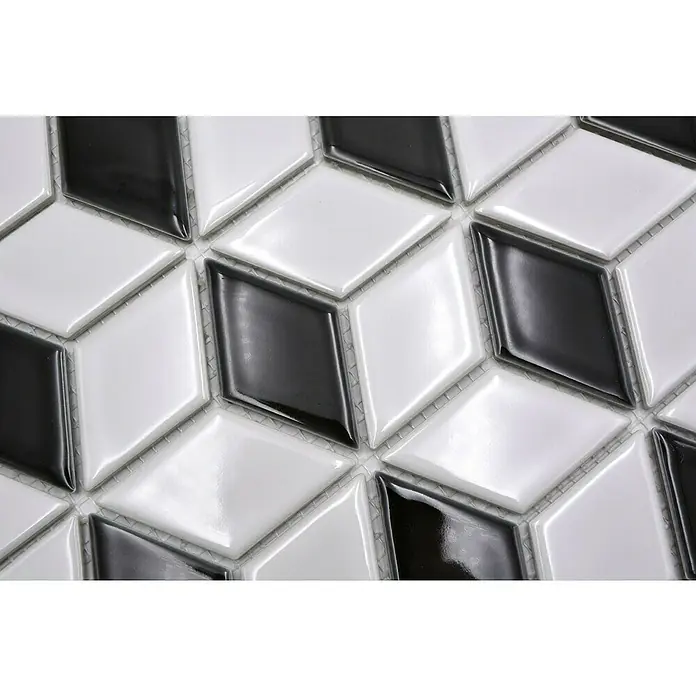 Mosaikfliese Würfel POV 01 - 26,6 x 30,5 cm, Weiß/Schwarz, Glänzend - Nahaufnahme von glänzenden, schwarz-weißen Rautenfliesen, die ein geometrisches Muster bilden. Perfekt für moderne Wand- und Bodendesigns.