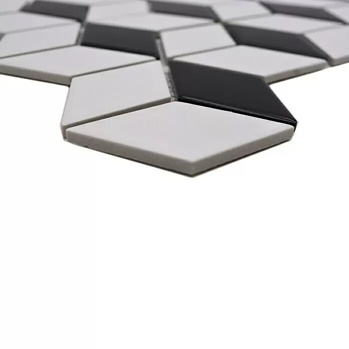 Mosaikfliese Würfel POV 09 - 26,6 x 30,5 cm, Weiß/Schwarz, Matt - Romboidale schwarz-weiße Mosaikfliesen, die ein 3D-Würfelmuster bilden.