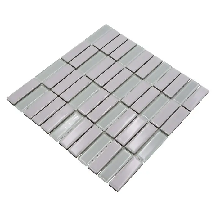 Mosaikfliese Stäbchen Mix ST 315 - 29,7 x 29 cm, Weiß, Glänzend - Nahaufnahme von rechteckigen, weißen Mosaikfliesen auf einem schwarzen Hintergrund, perfekt für stilvolle Wandgestaltungen.