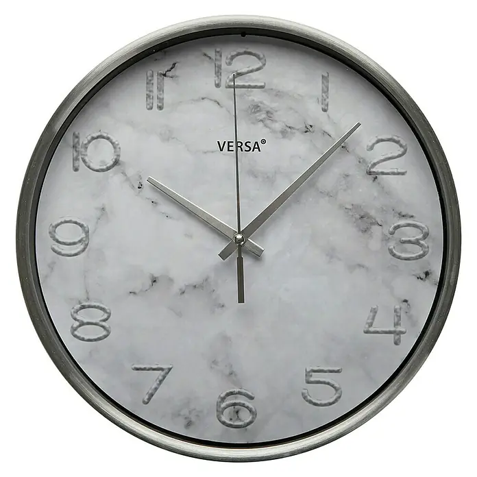 Versa Reloj de pared Mármol - Diámetro: 25 cm, Blanco - Primer plano de un reloj de pared redondo con esfera de mármol y detalles plateados, que muestra un diseño elegante.