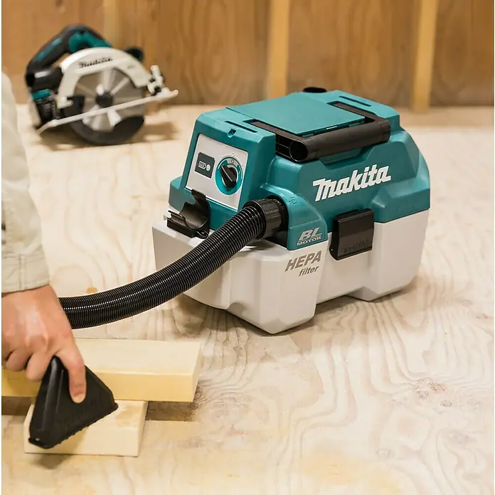 Makita LXT 18V Akku-Nass-Trockensauger DVC750LZX3 - 18 V, Ohne Akku, Behältervolumen: 7,5 l - Der Makita-Staubsauger mit HEPA-Filter ist ein robustes und effizientes Gerät für die Baustelle oder Werkstatt.