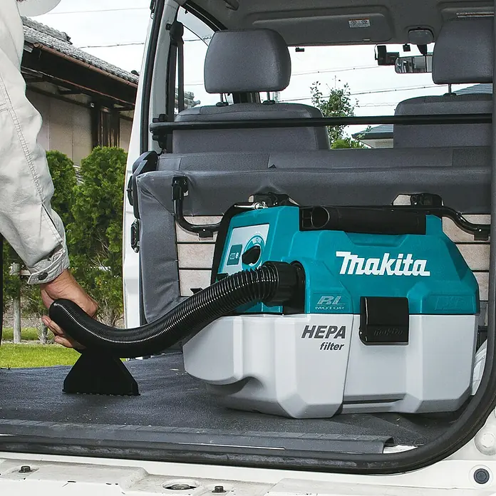 Makita LXT 18V Akku-Nass-Trockensauger DVC750LZX3 - 18 V, Ohne Akku, Behältervolumen: 7,5 l - Makita HEPA Filter Staubsauger im Kofferraum eines weißen Lieferwagens.