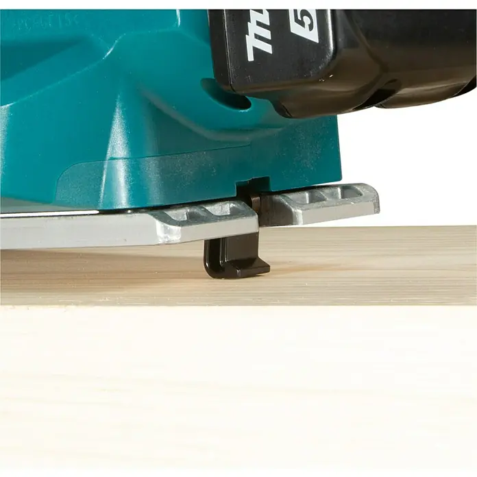 Makita LXT 18V Akku-Hobel - 18 V, Ohne Akku, Leerlaufdrehzahl: 12.000 U/min - Detailansicht eines Makita Werkzeugs auf einer Holzoberfläche. Präzise Technik und Verarbeitung für professionelle Anwendungen.