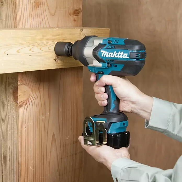 Makita LXT 18V Akku-Schlagschrauber DTW1002RTJ - 18 V, 2 Akkus, 5 Ah, 1.000 Nm - Anwendungsbeispiel
