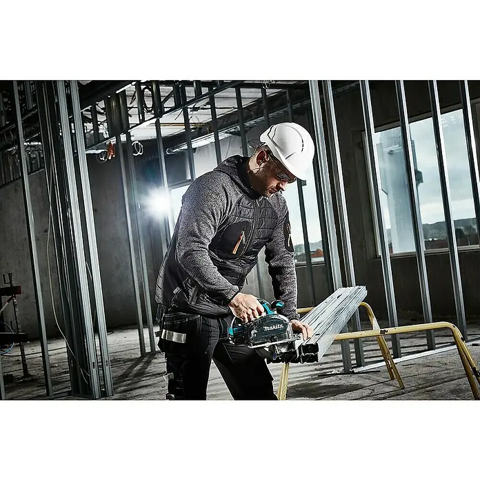 Makita LXT 18V Akku-Handkreissäge DCS553RTJ - 18 V, 2 Akkus, 5 Ah - Ein Bauarbeiter mit Schutzhelm und Schutzbrille benutzt eine Makita Säge, um Metall zu schneiden.
