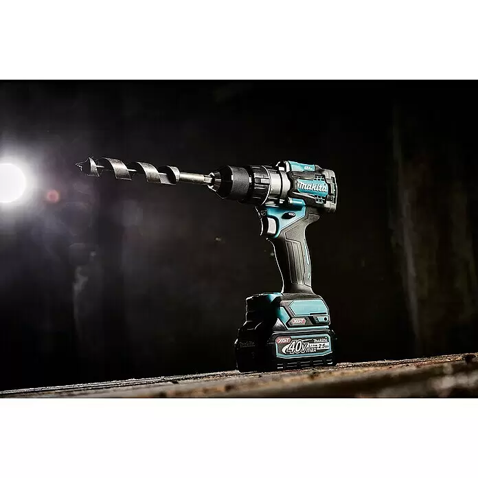 Makita XGT 40V max. Taladro atornillador de batería DF001GZ - 40 V, Sin batería - Taladro inalámbrico Makita XGT 40V, turquesa y negro, con una broca grande, apoyado sobre una superficie de madera.