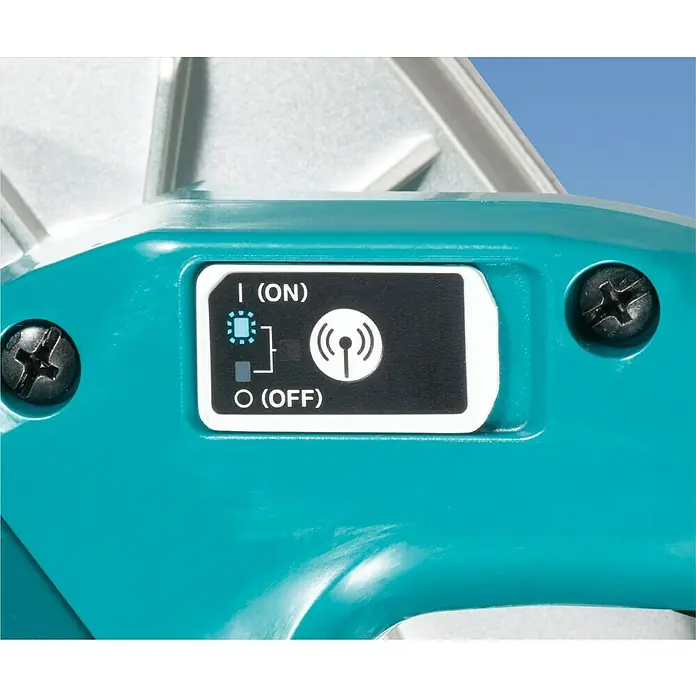 Makita LXT 18V Akku-Handkreissäge DHS 900Z - Leerlaufdrehzahl: 4.500 U/min - Nahaufnahme einer türkisfarbenen Makita-Maschine mit einem Schalter für Ein/Aus und WLAN-Funktion, befestigt mit schwarzen Schrauben.