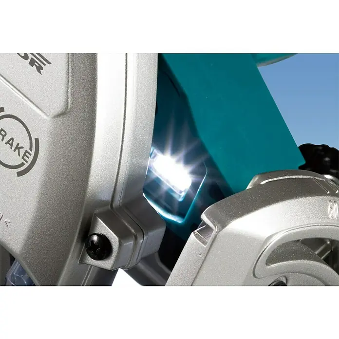Makita LXT 18V Akku-Handkreissäge DHS 900Z - Leerlaufdrehzahl: 4.500 U/min - Nahaufnahme einer Tischkreissäge mit LED-Beleuchtung.