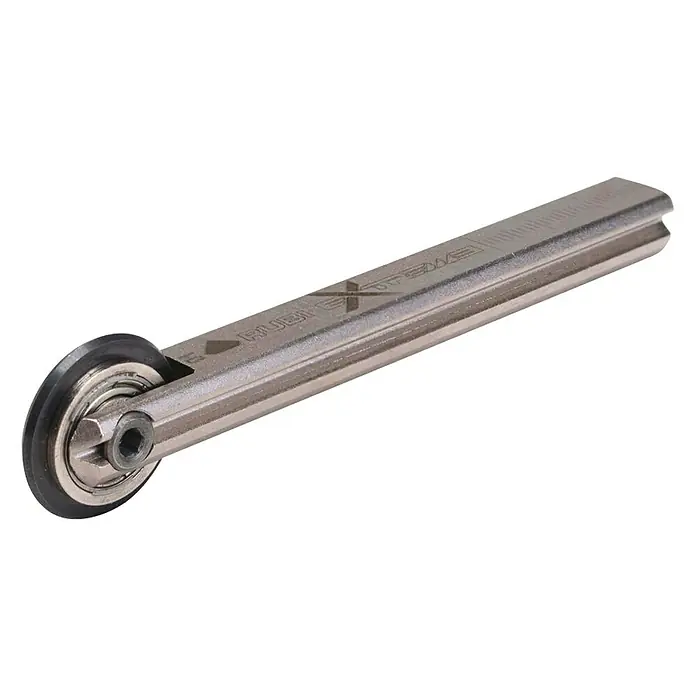Rubi Rodel de corte de recambio Extreme Plus - 22 mm, 1 ud. - Primer plano de un cortador de azulejos RUBI Extrem con rodillo para un corte preciso. Ideal para profesionales y aficionados al bricolaje.