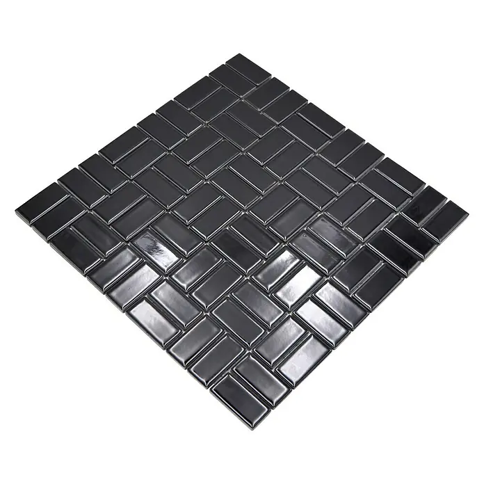 Mosaikfliese Windmühle Uni CWM 8BG - 29,8 x 29,8 cm, Schwarz, Glänzend - Nahaufnahme eines Mosaiks mit schwarzen, rechteckigen Steinen im Fischgrätmuster auf schwarzem Hintergrund.