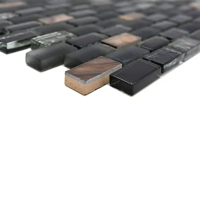 Mosaikfliese Brick Crystal Mix XCM B03S - 30 x 28,5 cm, Schwarz/Beige, Glänzend - Nahaufnahme von rechteckigen Mosaikfliesen in Schwarz und Braun. Perfekt für Badezimmer- oder Küchenrückwände mit einem stilvollen Touch.