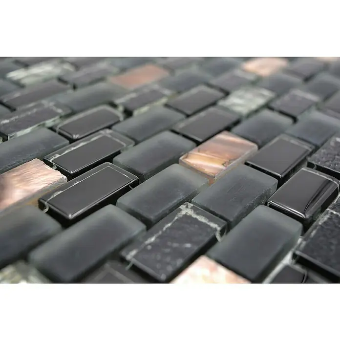 Mosaikfliese Brick Crystal Mix XCM B03S - 30 x 28,5 cm, Schwarz/Beige, Glänzend - Nahaufnahme von Mosaikfliesen in Schwarz, Grau und Kupfer. Das Mosaik erzeugt ein elegantes und modernes Muster für Wände oder Böden.