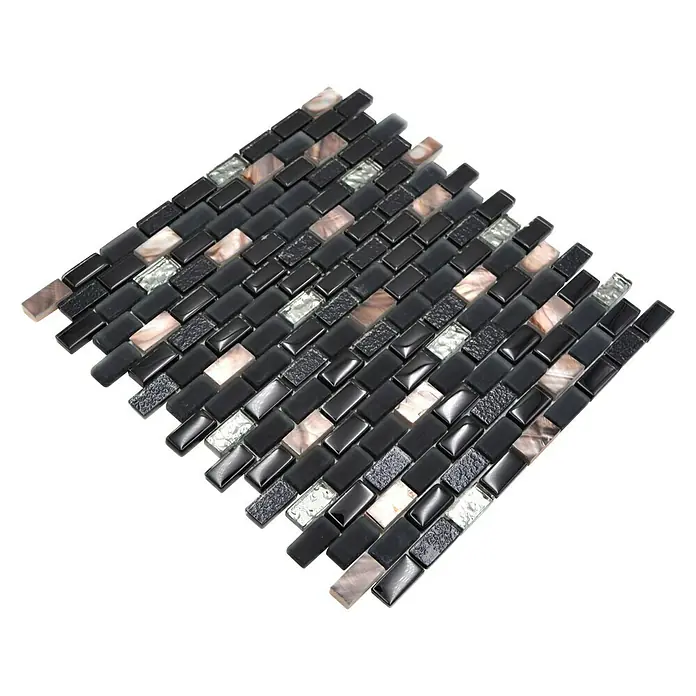 Mosaikfliese Brick Crystal Mix XCM B03S - 30 x 28,5 cm, Schwarz/Beige, Glänzend - Ein Mosaikfliesenmuster mit schwarzen, grauen und rosa Steinen, das ein elegantes und modernes Design für Innenräume bietet.