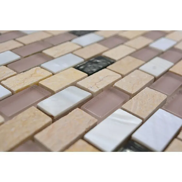 Mosaikfliese Brick Crystal Mix XCM B05S - 30 x 28,5 cm, Beige/Braun/Weiß, Glänzend - Nahaufnahme von rechteckigen Mosaikfliesen in Beige, Weiß und Grau, die eine elegante und vielseitige Oberfläche für Innenräume bieten.