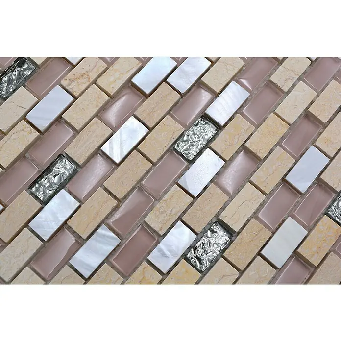 Mosaikfliese Brick Crystal Mix XCM B05S - 30 x 28,5 cm, Beige/Braun/Weiß, Glänzend - Nahaufnahme von rechteckigen Mosaikfliesen in Beige, Rosa, Weiß und Silber, ideal für Wandverkleidungen und dekorative Akzente.