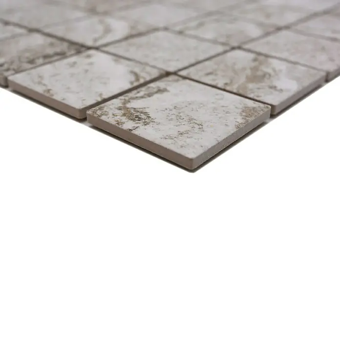 Mosaikfliese Quadrat HWA 4LG - 29,8 x 29,8 cm, Beige/Hellgrau, Matt - Nahaufnahme von Mosaikfliesen mit einem eleganten Marmordesign, ideal für stilvolle Wand- und Bodengestaltung.