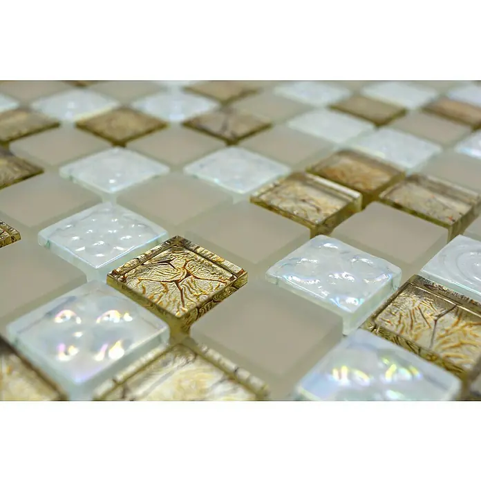 Mosaikfliese Quadrat Crystal Mix XCM 8LU80 - 29,8 x 29,8 cm, Champagner, Glänzend - Nahaufnahme von quadratischen Mosaikfliesen in Weiß, Gold und Beige, die ein dekoratives und modernes Design erzeugen.
