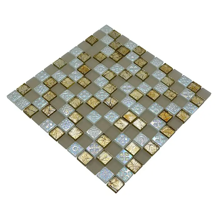 Mosaikfliese Quadrat Crystal Mix XCM 8LU80 - 29,8 x 29,8 cm, Champagner, Glänzend - Nahaufnahme eines dekorativen Mosaiks aus beigen, goldenen und irisierenden Fliesen auf schwarzem Hintergrund.