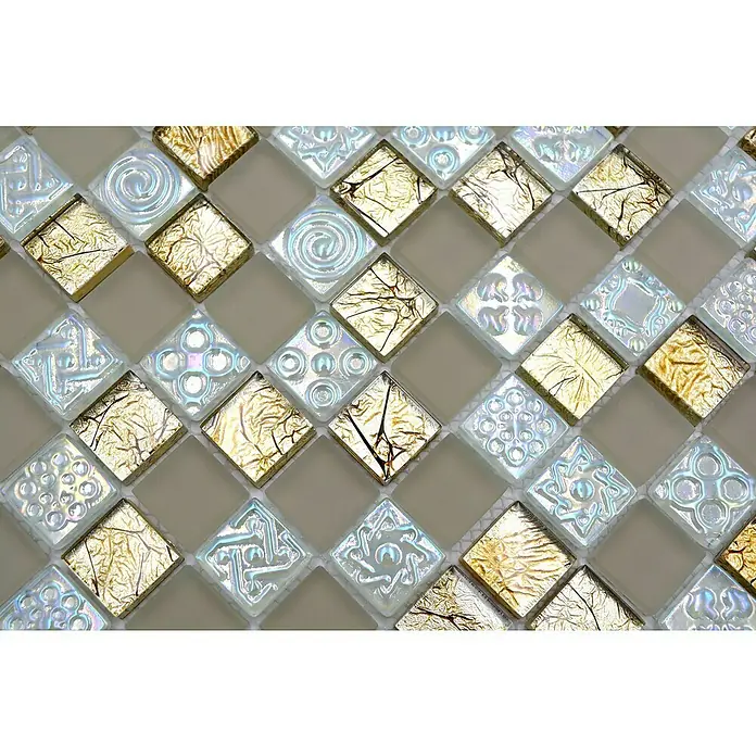 Mosaikfliese Quadrat Crystal Mix XCM 8LU80 - 29,8 x 29,8 cm, Champagner, Glänzend - Nahaufnahme von goldenen und schimmernden Glasmosaikfliesen, die ein dekoratives Muster bilden. Ideal für Wandverkleidungen und Innenarchitektur.
