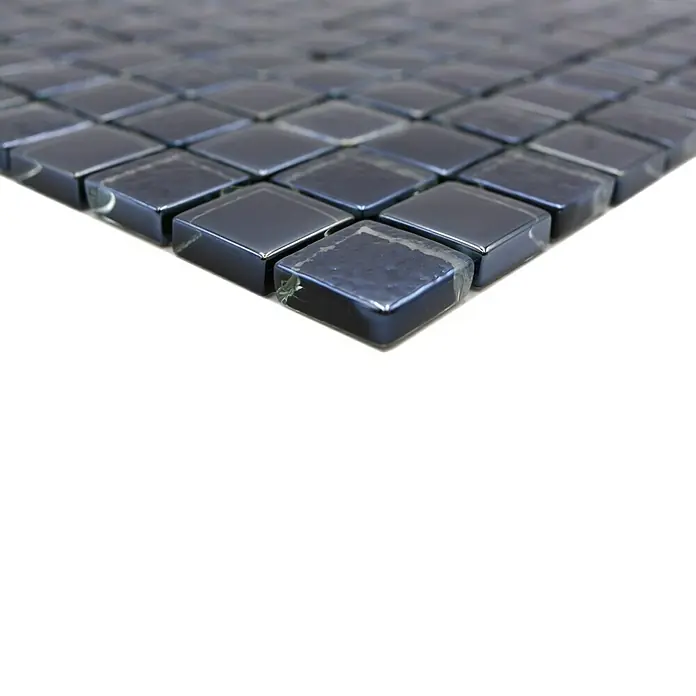 Mosaikfliese Quadrat Crystal Mix XCM 8LU89 - 29,8 x 29,8 cm, Schwarz, Glänzend - Nahaufnahme von quadratischen, marineblauen Mosaikfliesen, die ein schimmerndes, modernes Design für Badezimmer oder Küchenrückwände zeigen.