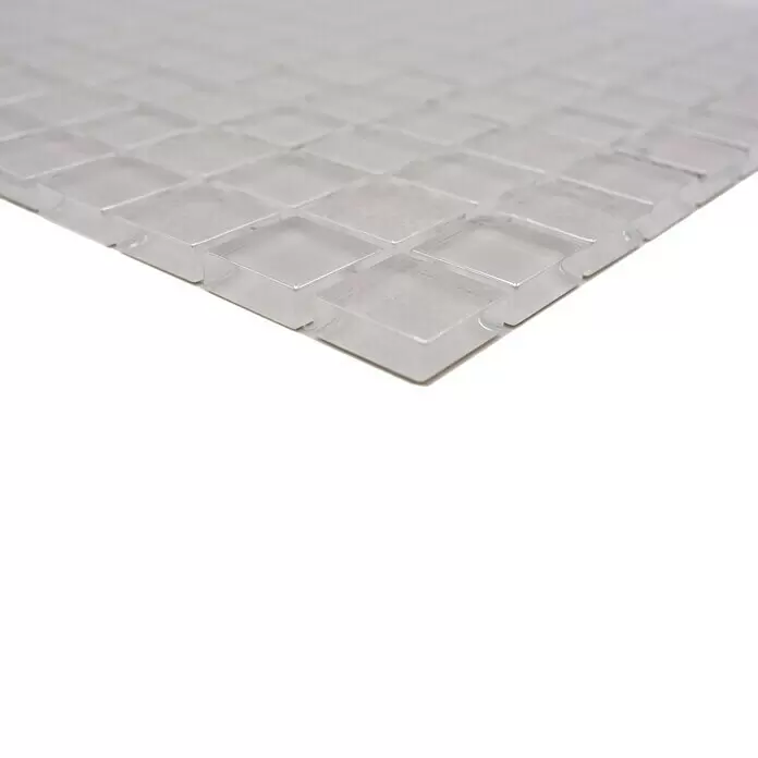 Mosaikfliese Crystal Mix XCM 8LU90 - 29,8 x 29,8 cm, Weiß, Glänzend - Nahaufnahme eines Bogens klarer Glasmosaikfliesen mit subtilem Quadratmuster, geeignet für verschiedene Innenanwendungen.