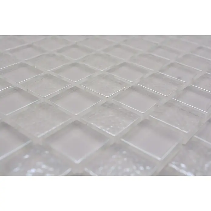 Mosaikfliese Crystal Mix XCM 8LU90 - 29,8 x 29,8 cm, Weiß, Glänzend - Nahaufnahme eines Bogens mit quadratischen, weißen Glasmosaikfliesen, die sich perfekt für eine elegante Wand- oder Bodengestaltung eignen.