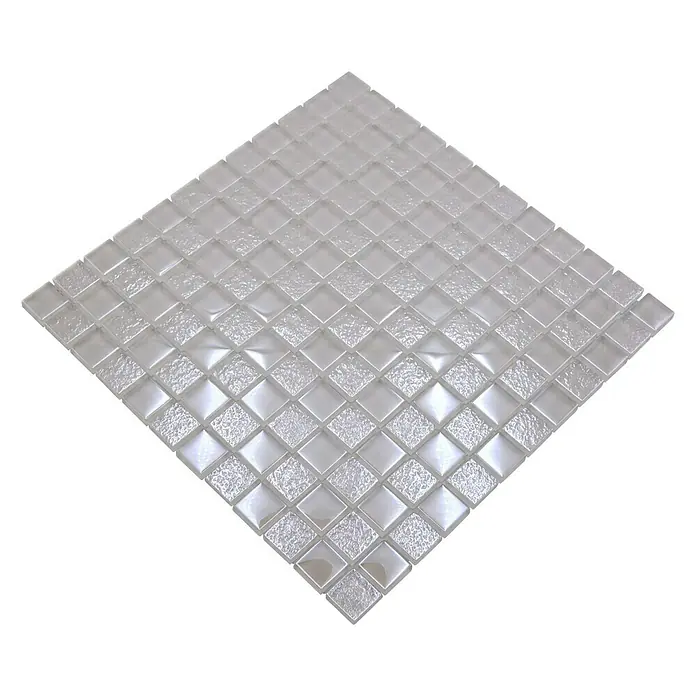 Mosaikfliese Crystal Mix XCM 8LU90 - 29,8 x 29,8 cm, Weiß, Glänzend - Nahaufnahme einer schimmernden, quadratischen Glasmosaikfliese in Weiß, ideal für elegante Wand- und Bodenbeläge.