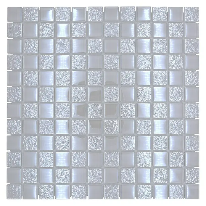 Mosaikfliese Crystal Mix XCM 8LU90 - 29,8 x 29,8 cm, Weiß, Glänzend - Nahaufnahme eines Musters aus glänzenden, weißen Mosaikfliesen mit abwechselnd glatten und texturierten Oberflächen für eine elegante Wandgestaltung.